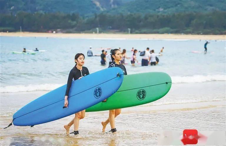 林青霞穿黑色休闲装配短发，你如何评价？